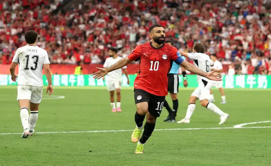 محمد صلاح يحتفل بكأس الجدارة بمياه فوارة